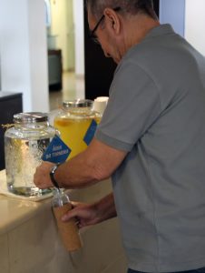 Cliente enche garrafa com água da torneira