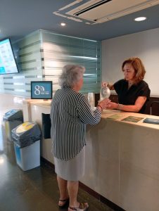 Funcionária e cliente, na sede dos SMAS de Sintra, no âmbito de uma ação de sensibilização sobre a qualidade da água da torneira