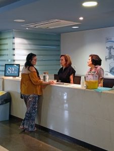 Funcionárias e cliente, na sede dos SMAS de Sintra, no âmbito de uma ação de sensibilização sobre a qualidade da água da torneira