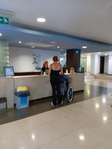 Funcionárias e clientes, na sede dos SMAS de Sintra, no âmbito de uma ação de sensibilização sobre a qualidade da água da torneira