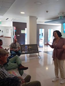 Funcionária e clientes, na sede dos SMAS de Sintra, no âmbito de uma ação de sensibilização sobre a qualidade da água da torneira