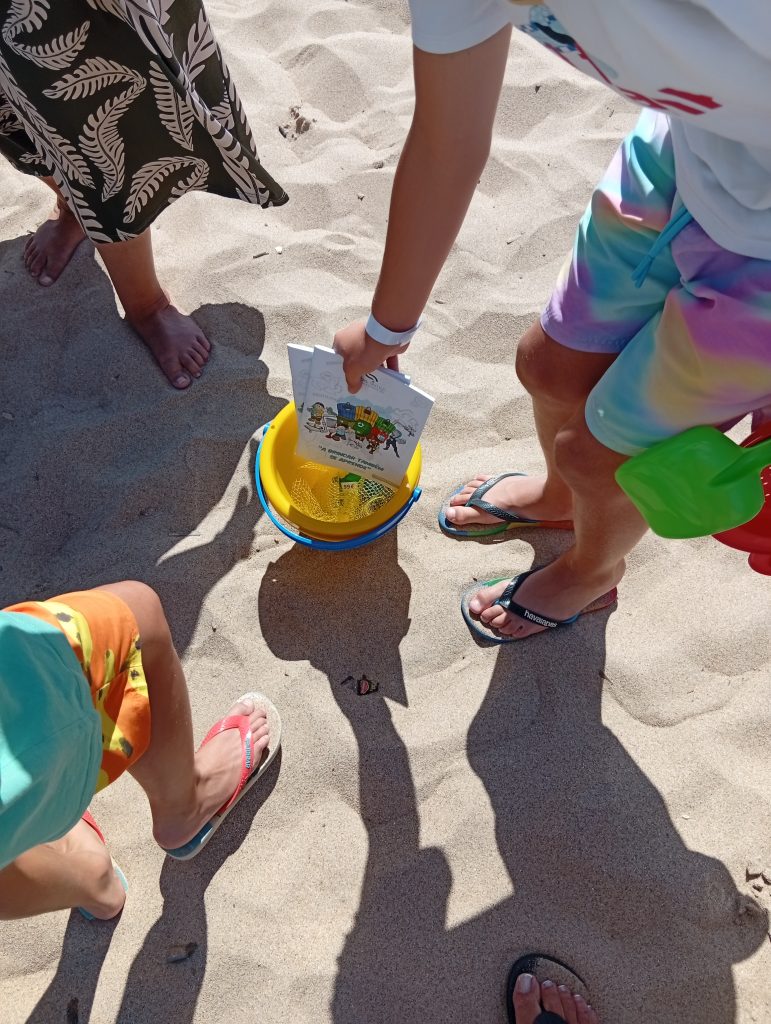 Crianças recebem caderno de atividades no âmbito da iniciativa "Um Dia na Praia"