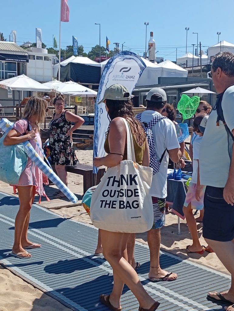 Banhistas em ação de sensibilização dos SMAS de Sintra na Praia das Maçãs