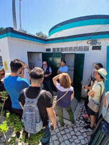 Trabalhadores dos SMAS de Sintra com participantes da "Rota da Água" no Reservatório da Azóia