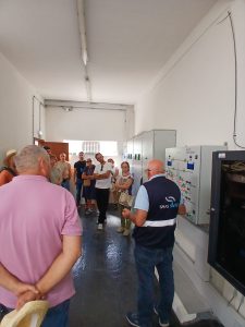 Trabalhador e participantes da "Rota da Água" no Reservatório das Casas Novas