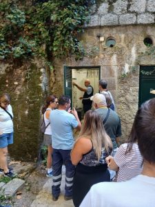 Trabalhadores dos SMAS de Sintra com participantes da "Rota da Água" na Mina da Volta do Duche