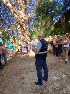 Trabalhador dos SMAS de Sintra com participantes da "Rota da Água" na Mina da Volta do Duche