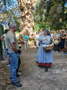 Vendedeira na Mina da Volta do Duche com participantes da "Rota da água"